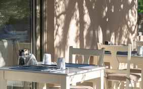 Gedeckter Frühstückstisch